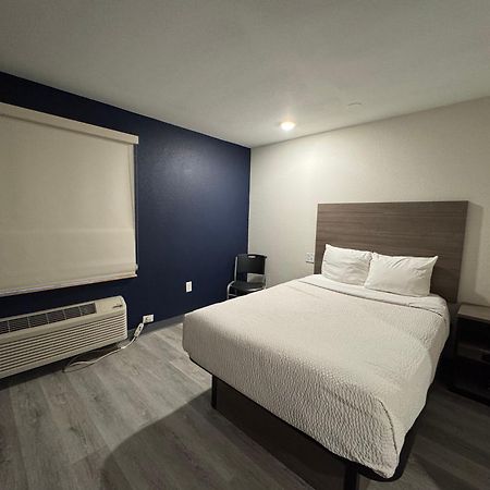 Baymont By Wyndham Dickinson Hotel Екстериор снимка