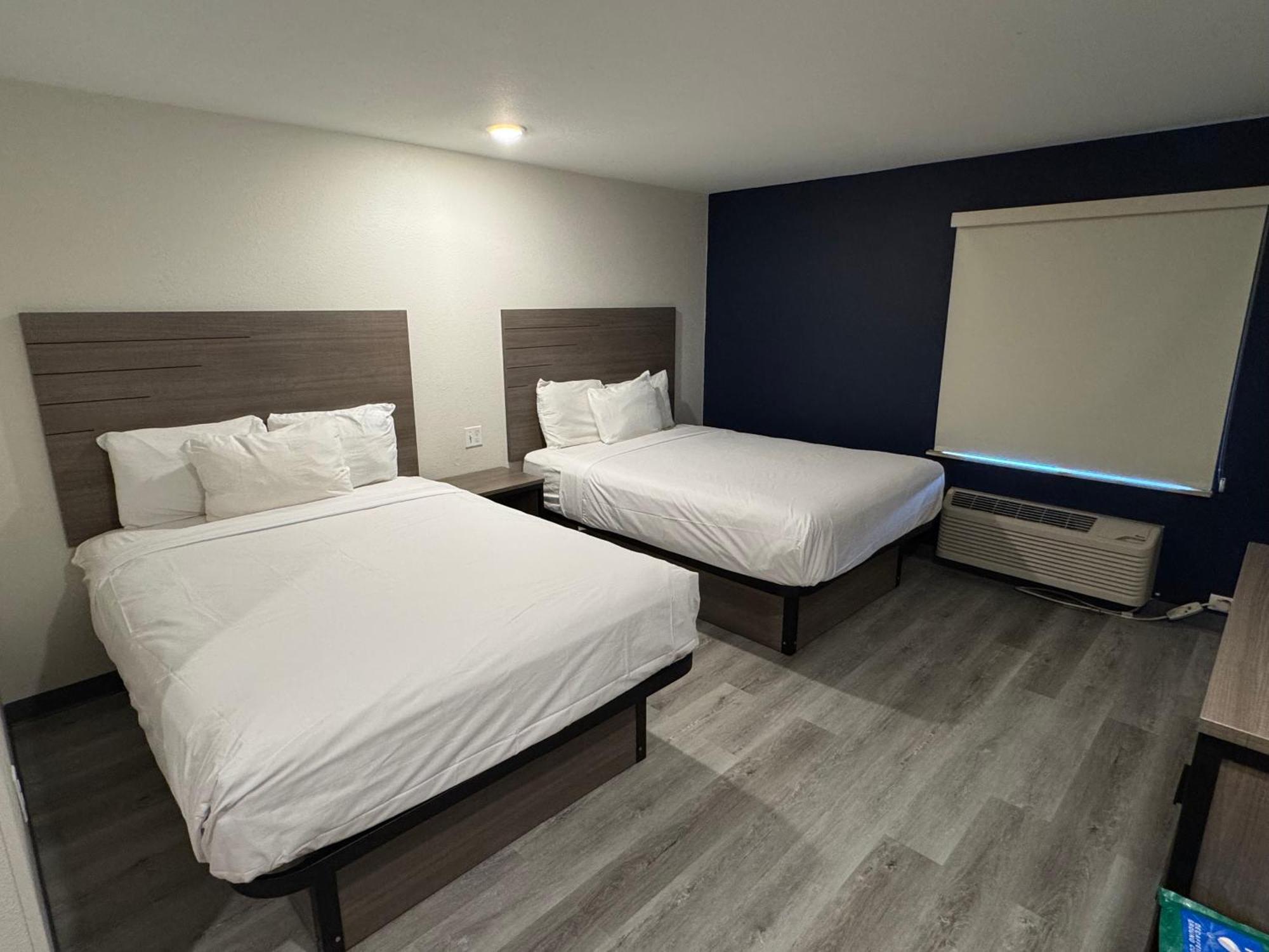 Baymont By Wyndham Dickinson Hotel Екстериор снимка